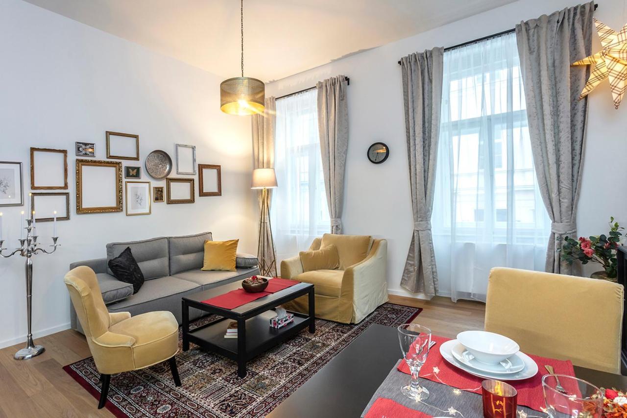 A - Lesser Town Apartament *
